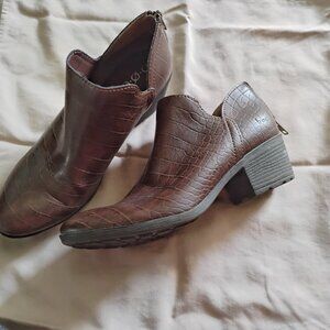 b.o.c. Brown Croc-Embossed Ankle Booties Zip-Back Size 8M
